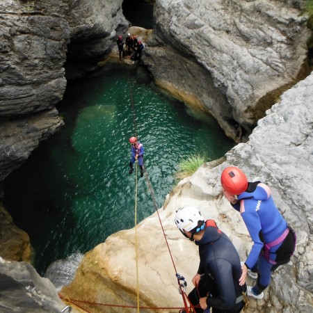 descente-au-dessus-du-vide-canyoning