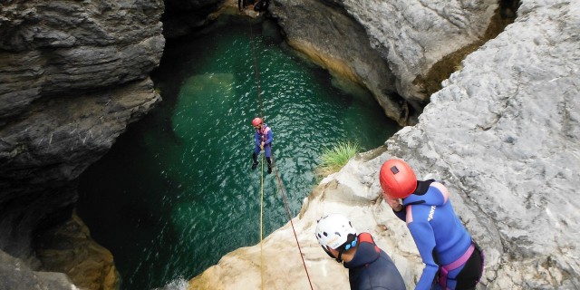 descente-au-dessus-du-vide-canyoning