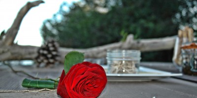décoration table rose rouge