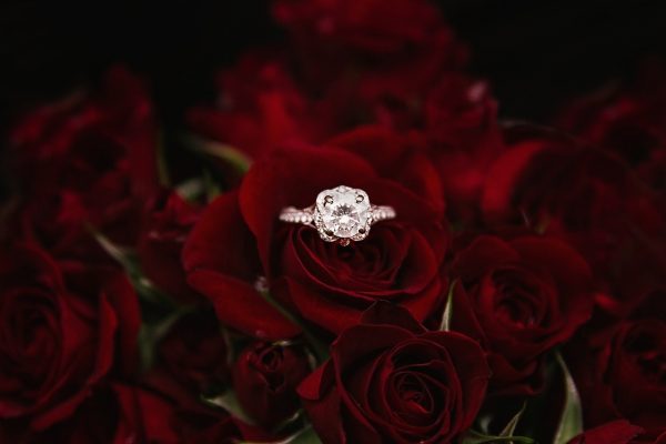 La bague fiançailles dans une rose