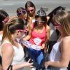 Groupe de filles concentrées sur les questions de la Chasse au Trésor