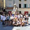 Groupe devant une fontaine dans le Vieux Nice pendant la Chasse au Trésor