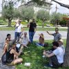 Un groupe assit avec un verre de rosé