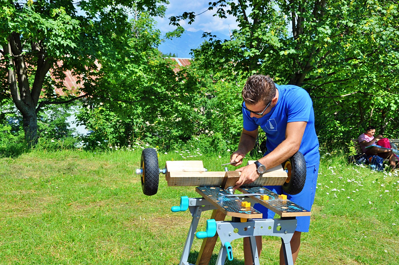 Team Building Construction Carriole
