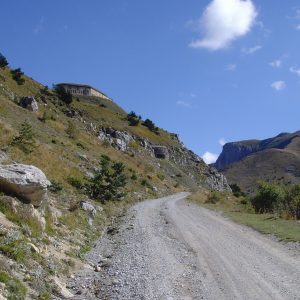 Rendez-vous avec votre Guide CAIRN Expe pour un Séjour Vélo Gravel Alpes Maritimes rempli de découvertes et d’aventures entre mer et montagne.