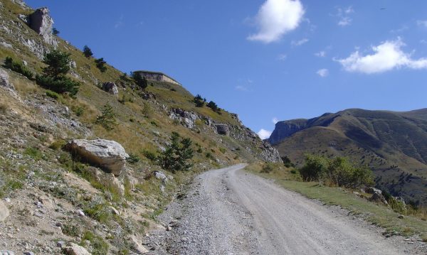 Rendez-vous avec votre Guide CAIRN Expe pour un Séjour Vélo Gravel Alpes Maritimes rempli de découvertes et d’aventures entre mer et montagne.