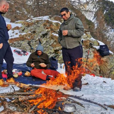 Raquettes à neiges - Installation d'un camp et feu