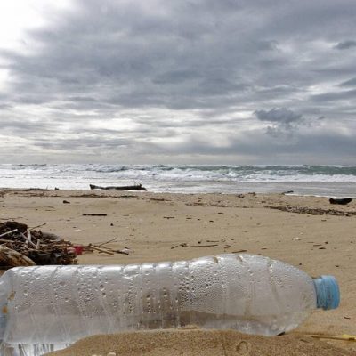 Ramassage déchet plastique sur la plage