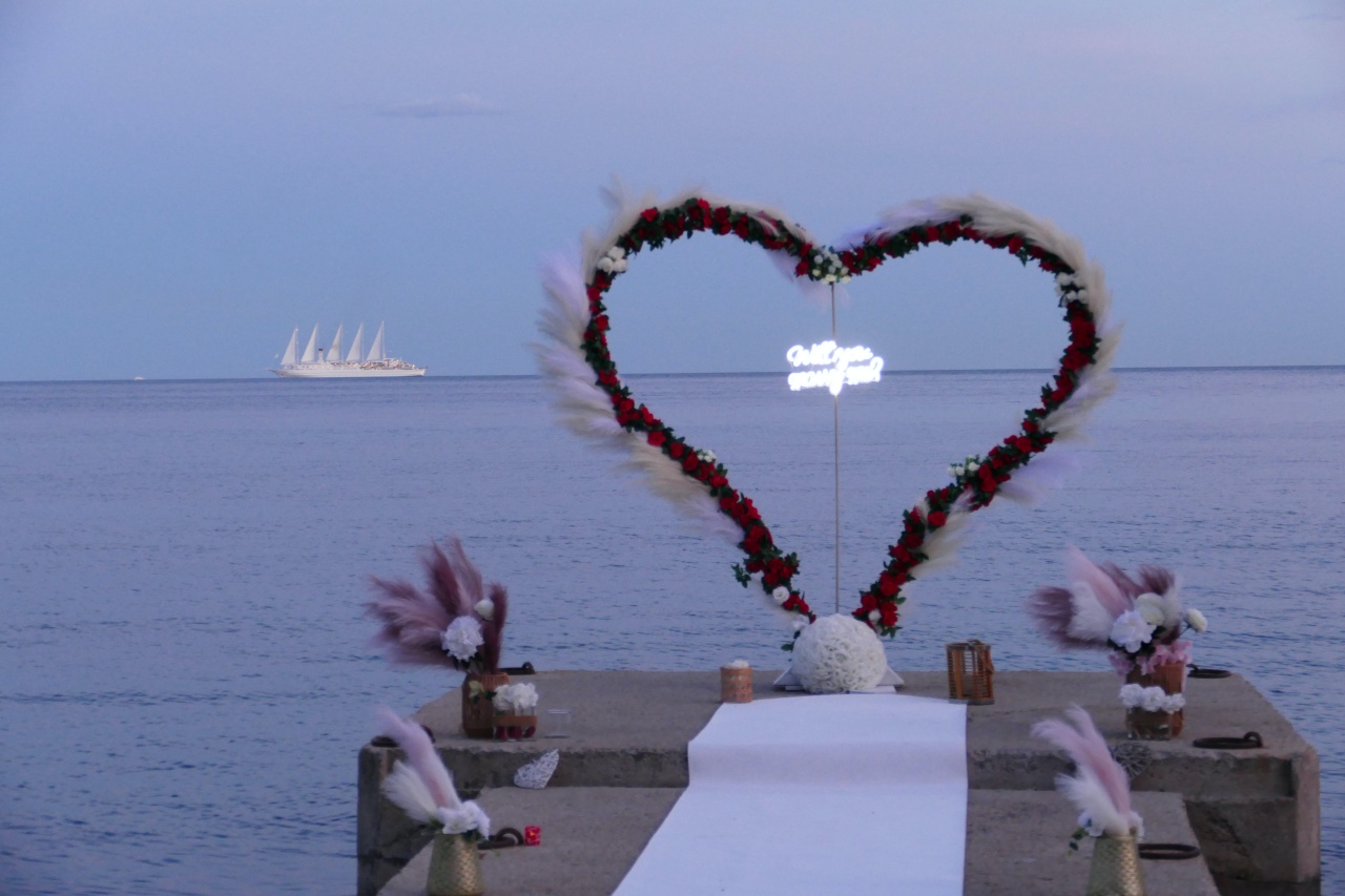 COEUR DEMANDE EN MARIAGE SUR LA PLAGE