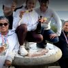 Équipe souriante médaillée lors d’Olympiades Team Building à Nice face à la mer