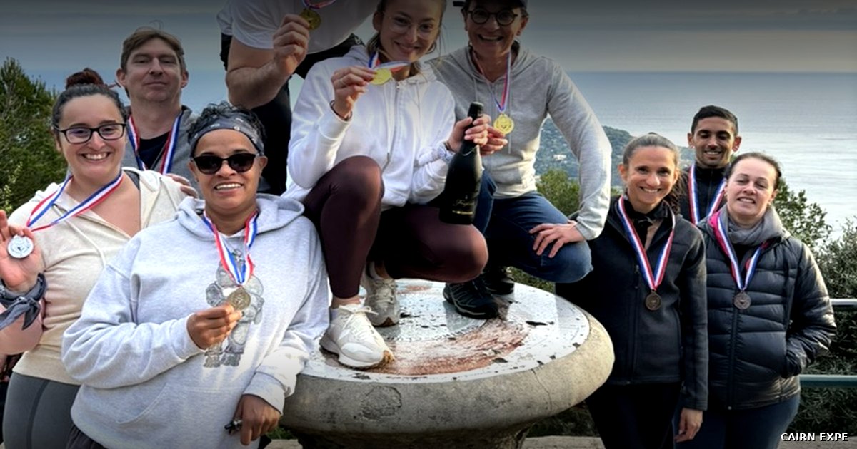 Équipe souriante médaillée lors d’Olympiades Team Building à Nice face à la mer